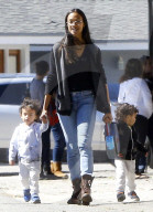 PEOPLE - Zoe Saldana mit ihren beiden Buben in Studio City