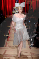 PEOPLE - Mailand Fashion Week: Anna Cleveland und Elsa Hosk für Moschino auf dem Catwalk