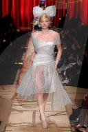 PEOPLE - Mailand Fashion Week: Anna Cleveland und Elsa Hosk für Moschino auf dem Catwalk