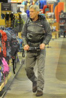 EXKLUSIV - Harrison Ford kauft sich eine Wanderausrüstung