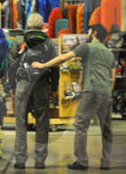 EXKLUSIV - Harrison Ford kauft sich eine Wanderausrüstung