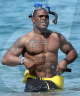 PEOPLE - Footballer Denzel Perryman balanciert auf dem Paddelbrett