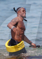 PEOPLE - Footballer Denzel Perryman balanciert auf dem Paddelbrett