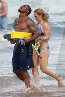 PEOPLE - Footballer Denzel Perryman balanciert auf dem Paddelbrett