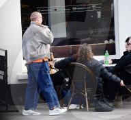 EXKLUSIV - Rocco Ritchie chillts mit seinr Kim in London