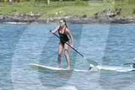 EXKLUSIV - Lea Michele zeigt ihre Beweglichkeit auf dem Surfbrett