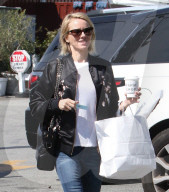 PEOPLE - Naomi Watts bummelt in Brentwood