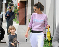 PEOPLE - Alessandra Ambrosio holt den Nachwuchs von der Schule ab