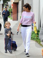 PEOPLE - Alessandra Ambrosio holt den Nachwuchs von der Schule ab