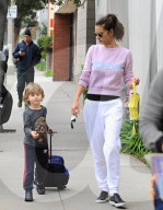 PEOPLE - Alessandra Ambrosio holt den Nachwuchs von der Schule ab