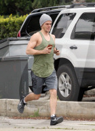 PEOPLE - Derek Hough joggt durch die Nachbarschaft