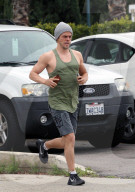 PEOPLE - Derek Hough joggt durch die Nachbarschaft