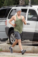 PEOPLE - Derek Hough joggt durch die Nachbarschaft