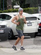PEOPLE - Derek Hough joggt durch die Nachbarschaft