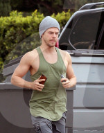 PEOPLE - Derek Hough joggt durch die Nachbarschaft