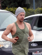 PEOPLE - Derek Hough joggt durch die Nachbarschaft