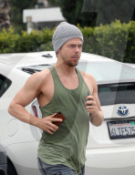 PEOPLE - Derek Hough joggt durch die Nachbarschaft
