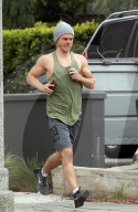 PEOPLE - Derek Hough joggt durch die Nachbarschaft