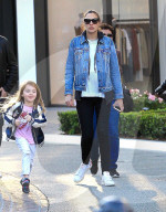 PEOPLE - Gal Gadot bummelt mit ihrer Familie in Hollywood