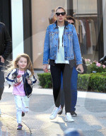 PEOPLE - Gal Gadot bummelt mit ihrer Familie in Hollywood