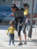 PEOPLE - Zoe Saldana spielt den "Lastesel" ihrer Kinder 