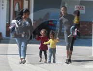PEOPLE - Zoe Saldana spielt den "Lastesel" ihrer Kinder 