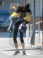 PEOPLE - Zoe Saldana spielt den "Lastesel" ihrer Kinder 