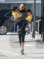 PEOPLE - Zoe Saldana spielt den "Lastesel" ihrer Kinder 