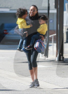 PEOPLE - Zoe Saldana spielt den "Lastesel" ihrer Kinder 