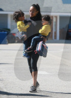 PEOPLE - Zoe Saldana spielt den "Lastesel" ihrer Kinder 