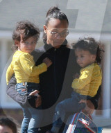 PEOPLE - Zoe Saldana spielt den "Lastesel" ihrer Kinder 