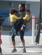 PEOPLE - Zoe Saldana spielt den "Lastesel" ihrer Kinder 