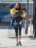 PEOPLE - Zoe Saldana spielt den "Lastesel" ihrer Kinder 