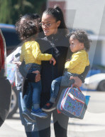 PEOPLE - Zoe Saldana spielt den "Lastesel" ihrer Kinder 