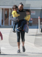 PEOPLE - Zoe Saldana spielt den "Lastesel" ihrer Kinder 