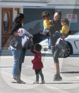 PEOPLE - Zoe Saldana spielt den "Lastesel" ihrer Kinder 
