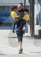 PEOPLE - Zoe Saldana spielt den "Lastesel" ihrer Kinder 