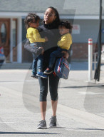 PEOPLE - Zoe Saldana spielt den "Lastesel" ihrer Kinder 
