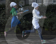 NEWS - Grossbritannien im 'Pancake Race' Fieber