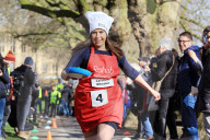 NEWS - Grossbritannien im 'Pancake Race' Fieber