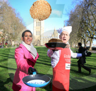 NEWS - Grossbritannien im 'Pancake Race' Fieber