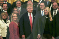 NEWS - Gruppenbild mit Trump