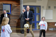 PEOPLE - Prinz William baut blind ein Zelt auf
