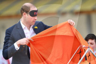 PEOPLE - Prinz William baut blind ein Zelt auf