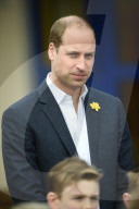 PEOPLE - Prinz William baut blind ein Zelt auf
