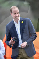 PEOPLE - Prinz William baut blind ein Zelt auf