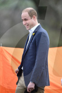 PEOPLE - Prinz William baut blind ein Zelt auf