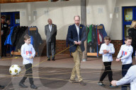 PEOPLE - Prinz William baut blind ein Zelt auf