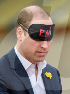 PEOPLE - Prinz William baut blind ein Zelt auf