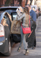 PEOPLE - Sarah Jessica Parker und ihr grosser brauner Sack in New York unterwegs